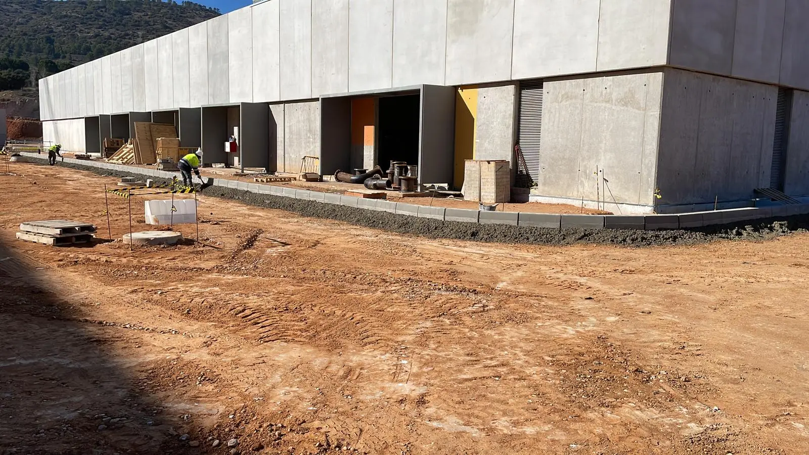 Albañiles de Sercon S.L. ejecutando trabajos de obra en Madrid