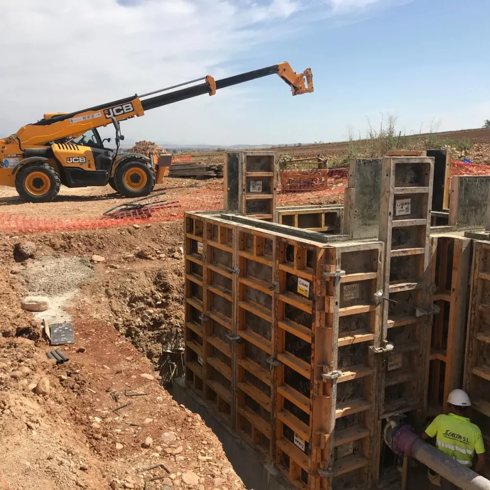 potableAlgete Sercon Maquinista operando maquina en obra de construcción en Madrid - encofradores Sercon