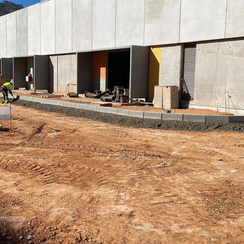 Albañiles de Sercon S.L. ejecutando trabajos de obra en Madrid